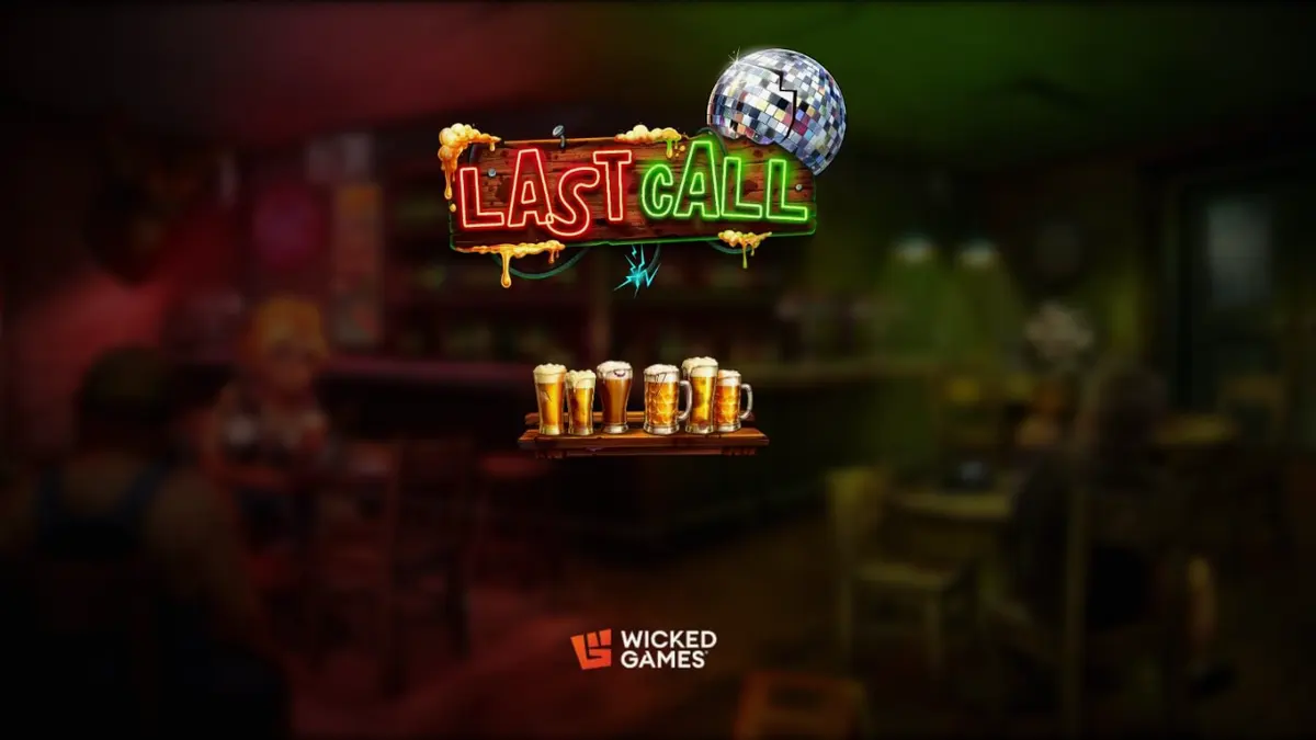 Tampilan layar permainan slot Last Call dengan tema bar gurun yang gelap dan neon.